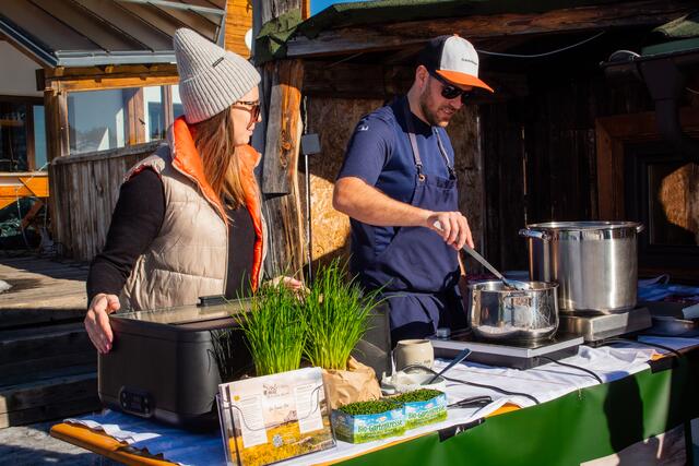 Tina und Stephan von der Stuhlalm in Annaberg im Lammertal bereiten alles für den großen Ansturm vor.