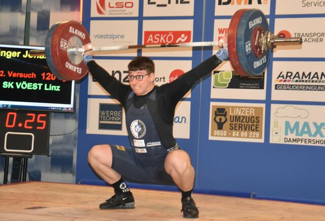 Jonas Klinger (VÖEST) mit 120 kg Reißen

Foto: Conny Högg