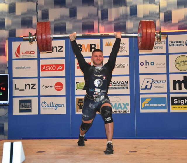 Elias Simbürger mit 182 kg Stoßen (ÖR U23)

Foto: Conny Högg
