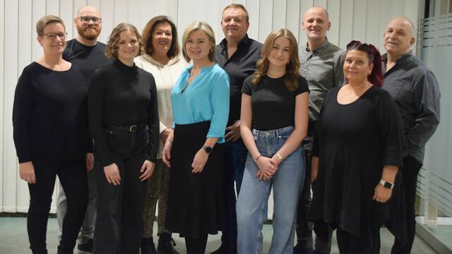 Birgit Stangl, Bernd Rathmanner, Franziska Stangl, Anni Wödl, Sabine Gremel, Wolfgang Stangl, Emely Oberger, Norbert Reisner, Melanie Ferstl und Fritz Wollny (v.l.) sowie Franz Schwarz (nicht am Bild) bringen in dieser Saison „Wie wär’s denn, Frau Marold?“ auf die Bühne im Veranstaltungsstadl der Familie Gansauge-Oberger in Stickelberg (Gemeinde Hollenthon). | Foto: Daniela Reisner