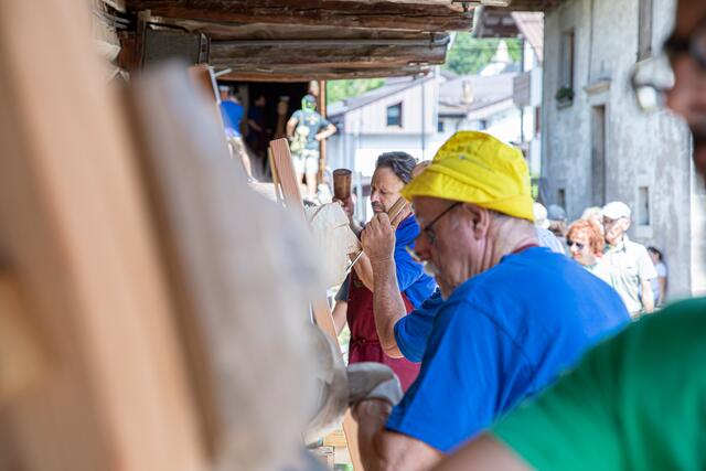 Die Schnitzer und Bildhauer tauschen sich neben Symposien auch überrregional aus. | Foto: Privat