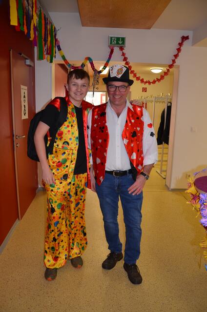 Tobias Brunnhofer (li) zauberte lustige Luftballonfiguren