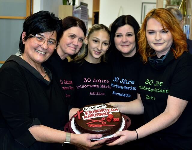 Marianne Hackl aus Wörterberg (links) und ihre vier Mitarbeiterinnen feierten Firmenjubiläum. | Foto: Otto Trimmel