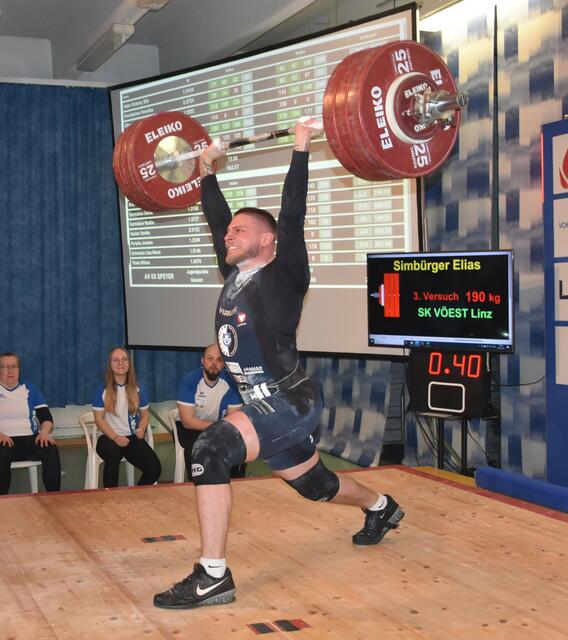 Elias Simbürger (VÖEST) mit 190 kg Stoßen was ÖR in der Klasse bis 96 kg bedeutete.

Foto: Conny Högg