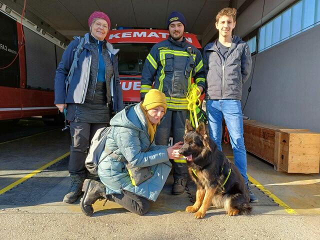 Nach dem erfolgreichen Einsatz machten sich die Damen mit Nala auf den Weg, ihren Ausflug fortzusetzen. | Foto: FF Kematen
