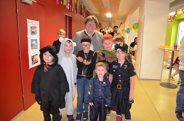 Auch LAbg. Bgm. Silvia Karelly feierte mit den Kindern beim Kindermaskenball der Kinderfreunde Fischbach.