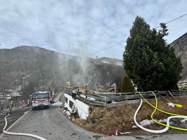 Am Sonntag zu Mittag kam es in einem Mehrparteienhaus in Zwieselstein (Sölden) zu einem Brand. Ein Teil des Dachstuhls musste abgetragen werden. Ein Hund starb im Feuer. | Foto: ZOOM.TIROL