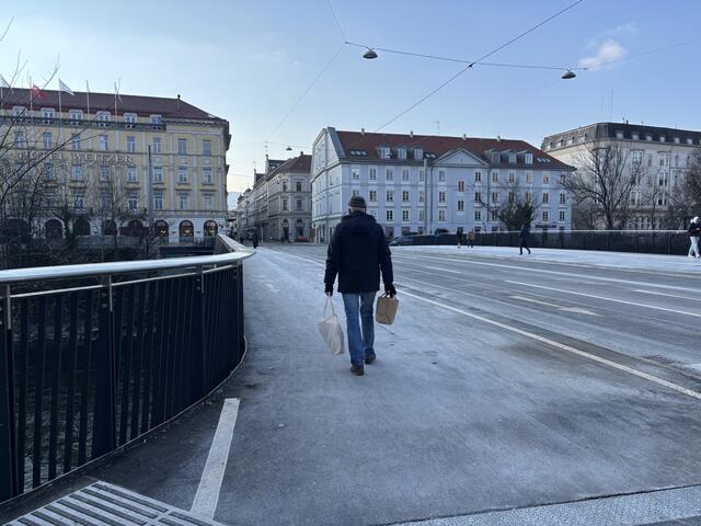 Die Tegetthoffbrücke wurde vergangenes Jahr nach dem Umbau eröffnet. Für Zu-Fuß-Gehende und Radfahrende sei nun mehr Platz, so Platzer.  | Foto: MeinBezirk