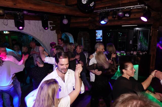 Die Tanzfläche war an diesem Abend stets gut gefüllt und Taxitänzer wie Besucherinnen und Besucher zeigten ihre Disco Fox-Künste. | Foto: Michael Blinzer
