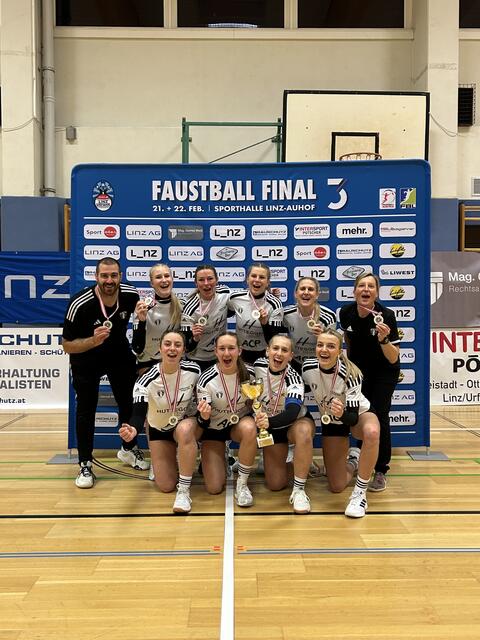 Die St. Veiter Erfolgsmannschaft jubelt über ihren Vizestaatsmeistertitel. | Foto: TSU St. Veit