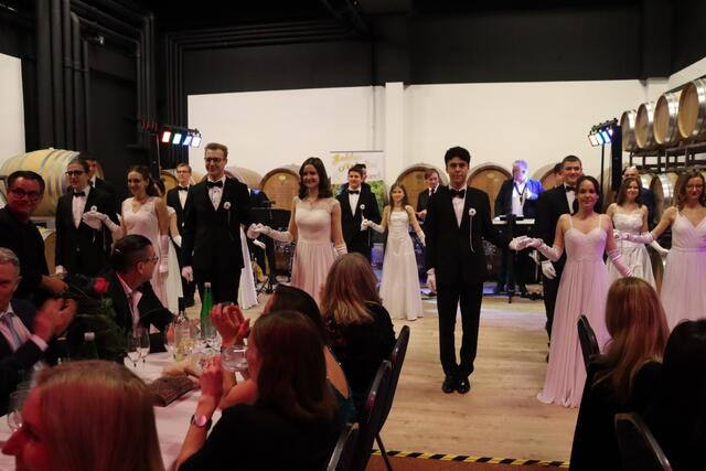 In eleganten Kleidern und perfekt sitzenden Smokings bewegten sich die Tänzer anmutig über das Parkett.  | Foto: Alejandra Ortiz