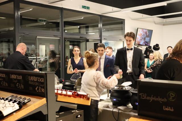 Auch für das leibliche Wohl war bestens gesorgt. An der exklusiven Schandl’s Sekt- &amp; Big Bottle Bar konnten sich die Gäste mit erstklassigen Schaumweinen und edlen Magnumflaschen verwöhnen lassen.  | Foto: Alejandra Ortiz