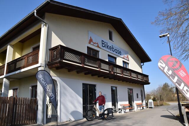 Senioren fahren ab auf E-Bikes: Rudolf Schager hat in seiner Bikebase in Schauboden alles rund um die Zweirad-Mobilität zu bieten. | Foto: Roland Mayr/MeinBezirk Scheibbs