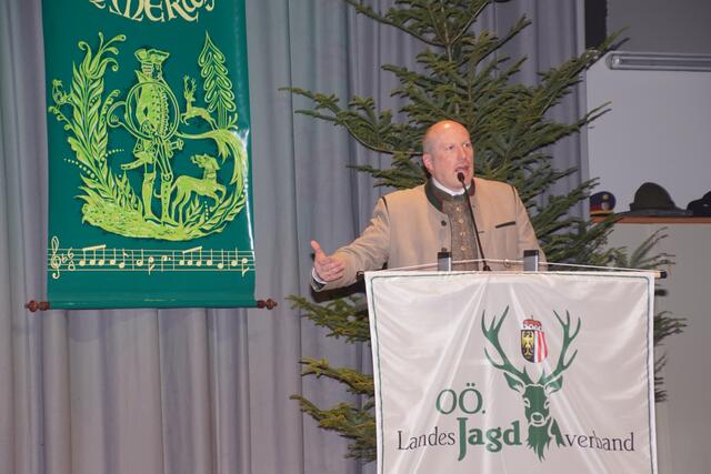 Rohrbachs Bezirkshauptmann Valentin Pühringer lobt die gute Kooperation zwischen der Bezirkshauptmannschaft als Behörde und der Jägerschaft im Bezirk Rohrbach und bedankt sich für deren Einsatz für die Natur und Umwelt.  | Foto: Helmut Eder