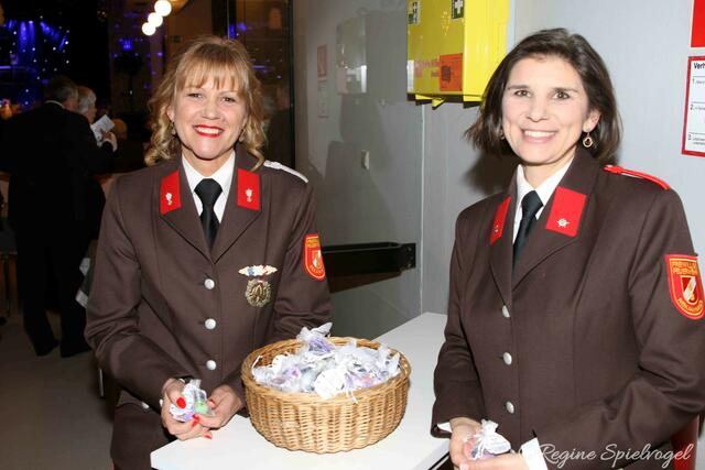  Am Empfang gab es von Sandra Kettele und Monika Zekl für die weiblichen Gäste des Abends eine kosmetische Aufmerksamkeit als Damenspende.