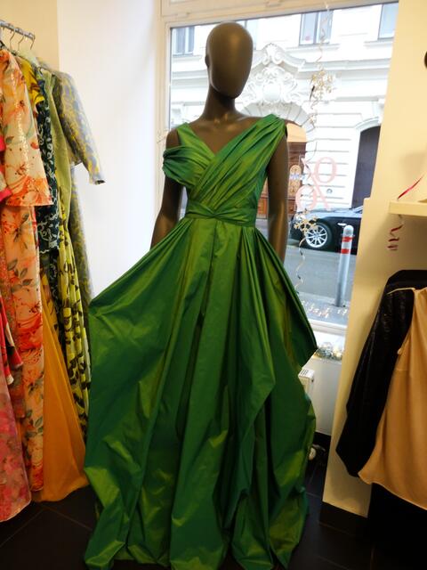 Bekannt ist Giambra für seine "Zipfel-Kleider". | Foto: Patricia Hillinger/MeinBezirk