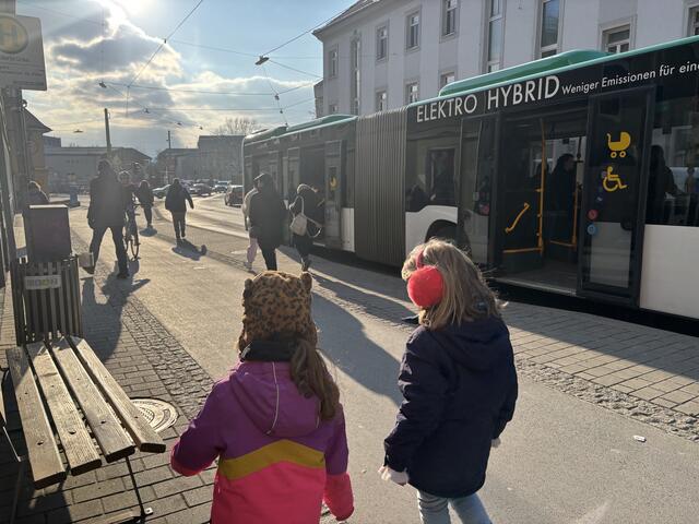 Wenn bei der Haltestelle "Keplerbrücke" der Bus hällt wird es eng. So kommt es auch dazu, dass Kinder auf dem Radweg gehen, um den Aussteigenden Platz zu machen.  | Foto: MeinBezirk