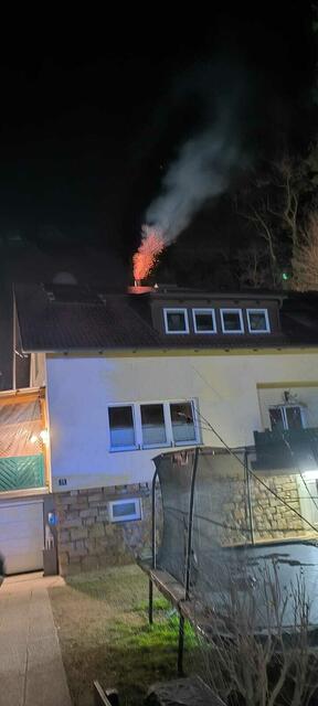 Ein Kaminbrand entsteht, wenn sich brennbare Ablagerungen, insbesondere Ruß und Glanzruß (Kreosot), im Inneren eines Schornsteins entzünden. | Foto: Feuerwehr Eichgraben