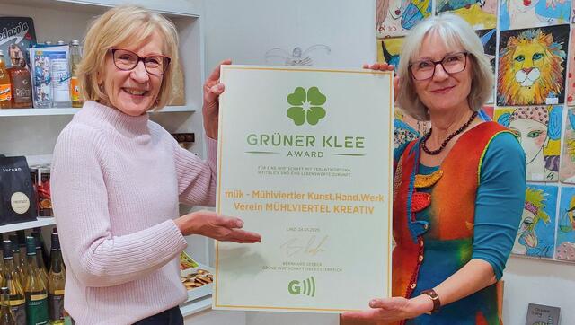 (v.l.) Maria Ruhsam und Christa Oberfichtner freuen sich über den „Grünen Klee“. | Foto: Mük Freistadt