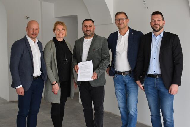 Der Vorstand der Bürgergenossenschaft St. Oswald Manfred Radinger, Heidemarie Silber, mit dem zukünftigen Pächter Samvel Khachatryan (3.v.l.), Albert Brunner und Alexander Neidhart (v.l.). | Foto: Bürgergenossenschaft St. Oswald