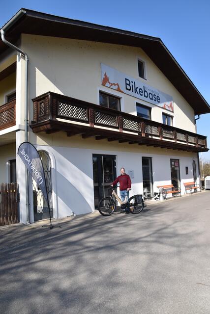 Senioren fahren ab auf E-Bikes: Rudolf Schager hat in seiner Bikebase in Schauboden alles rund um die Zweirad-Mobilität zu bieten. | Foto: Roland Mayr/MeinBezirk Scheibbs