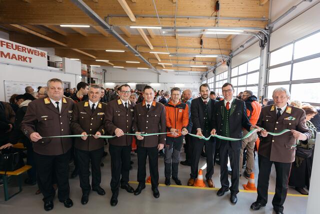 V.l.n.r.: ABI Andreas Reiter, BR Dr. Ewald Wolf, BR Gernot Rieger, HBI Rene Rieger, Ortsstellenleiter Wolfgang Handl, Landesleiter Stefan Schröck, Bgm. Markus Windisch, LBD Reinhard Leichtfried. | Foto: Ulrike Hejl