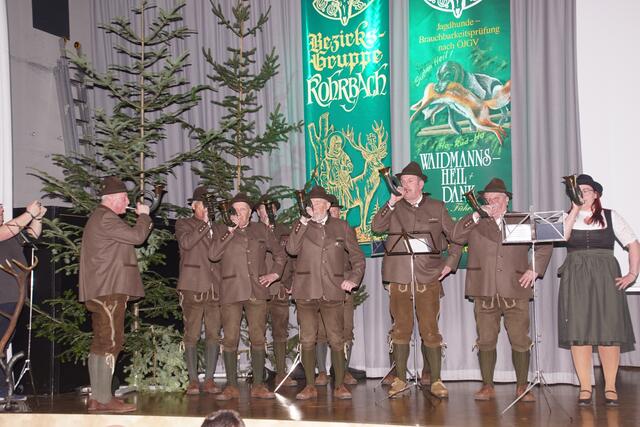Die Jagdhornbläser Ulrichsberg eröffnen musikalisch den Bezirksjägertag 2025 im Centro Rohrbach. | Foto: Helmut Eder