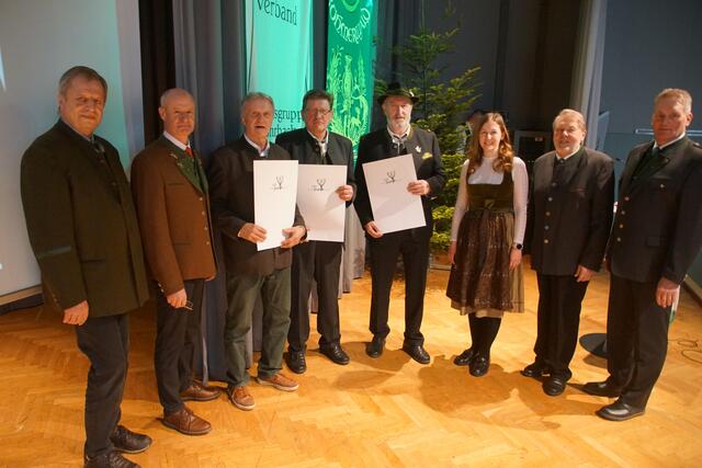 Ausgezeichnet wurden auch Jagdausschussmitglieder des Bezirkes für ihre langjährige Tätigkeit.  | Foto: Helmut Eder