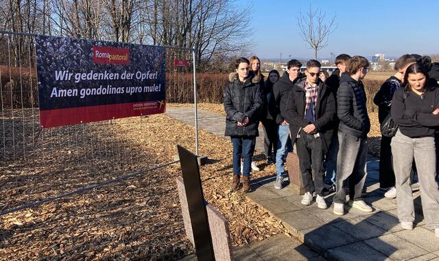 Die Schülerinnen und Schüler besuchten die Gedenkstätte des Attentats von 1995. | Foto: Gesa Buzanich