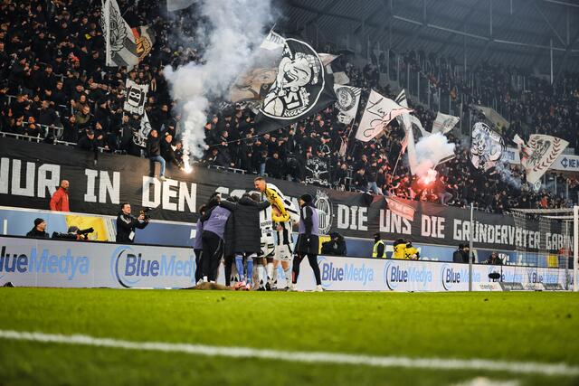 Extase pur: Die LASK-Fans jubelten gemeinsam mit ihren Athletikern über einen 2:1-Heimsieg über den SK Rapid Wien. | Foto: Reischl