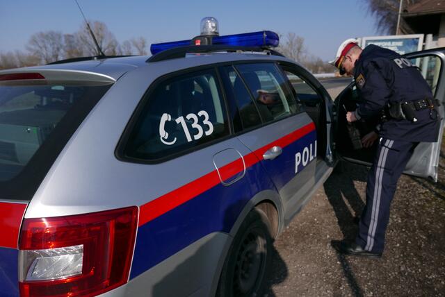 Eine Polizeistreife in Bruck wollte die Autoinsassen kontrollieren und hielten sie an. | Foto: Symbolbild Auer