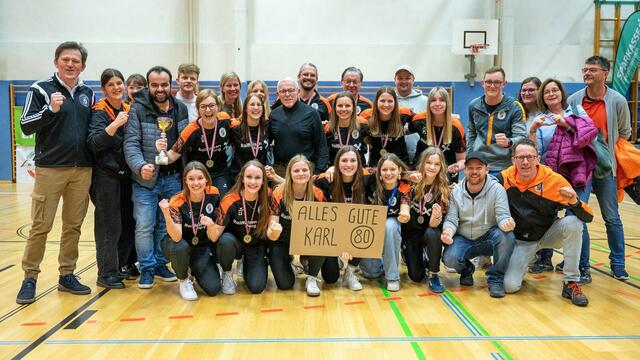 Gratuliert wurde Karl Strasser zum kürzlichen 80er. Er erwarb sich große Verdienste um den Faustball-Sport in Münzbach. | Foto: Josef Pils