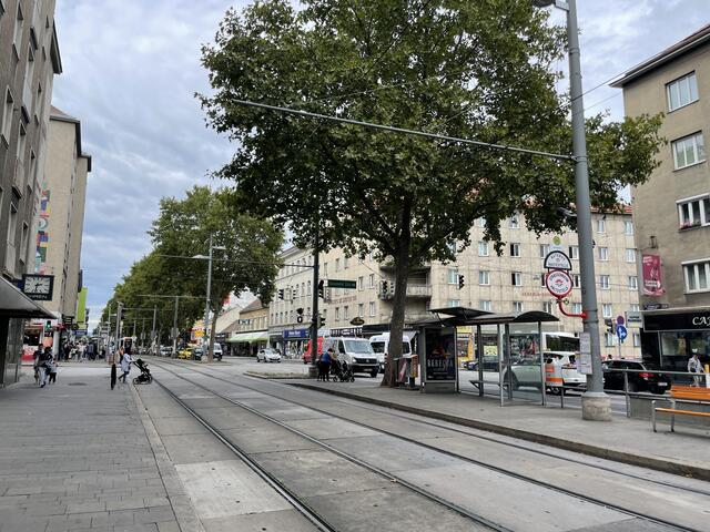 Die Simmeringer Hauptstraße sei "mit unglaublichen 99 Prozent Versiegelung im ersten Abschnitt eine der größten Asphaltwüsten im 11. Bezirk", so Planungsstadträtin Ulli Sima (SPÖ). | Foto: Teischl/RMA