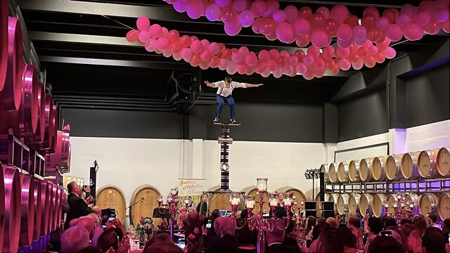 Viele der Gäste hatten schon von dieser außergewöhnlichen Darbietung gehört, aber live zu erleben, was dieser Künstler mit seinem Rolla-Rolla vollbrachte, war einfach atemberaubend.  | Foto: Alejandra Ortiz