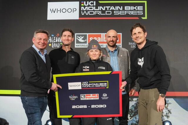 Vlnr.: Kornel Grundner (CEO Bikepark Leogang und Veranstalter WHOOP UCI MTB World Series Leogang),
Chris Ball (VP of Cycling Events at Warner Bros. Discovery Sports), Valentina Höll (mehrfache UCI Downhill-Weltmeisterin, UCI Downhill-Weltcup-Siegerin und UCI Downhill-Gesamtweltcupsiegerin), 
Manuel Hirner (CEO BBSH und Head of UCI Enduro Worldcup Strecke in Saalbach Hinterglemm) und 
Marco Pointner (CEO Saalfelden Leogang Touristik und Veranstalter WHOOP UCI MTB World Series Leogang). | Foto: Michael Geißler