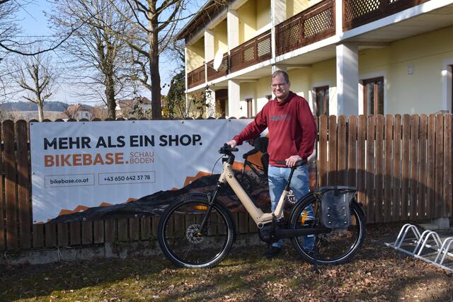Senioren fahren ab auf E-Bikes: Rudolf Schager hat in seiner Bikebase in Schauboden alles rund um die Zweirad-Mobilität zu bieten. | Foto: Roland Mayr/MeinBezirk Scheibbs