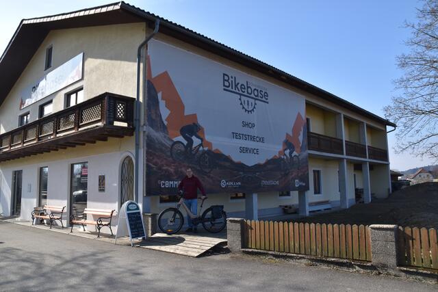 Senioren fahren ab auf E-Bikes: Rudolf Schager hat in seiner Bikebase in Schauboden alles rund um die Zweirad-Mobilität zu bieten. | Foto: Roland Mayr/MeinBezirk Scheibbs