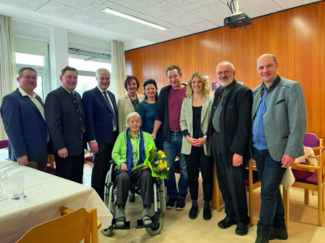 Bgm. DI Klaus Nagelhofer, Bgm. Johann Bachinger, Labg. Bgm. Anton Kasser, Dir. Ulrike Hierner, Jubilarin Anna Oberaigner, Pflegedir. Bettina Schweighofer, Michael Tagwerker (Pflege- u. Betr.Manager), Mag. Alina Stockinger (BH Amstetten), Pfarrer Mag. Manfred Heiderer und Bgm. DI Johannes Pressl. © zVg | Foto: Marktgemeinde Ardagger