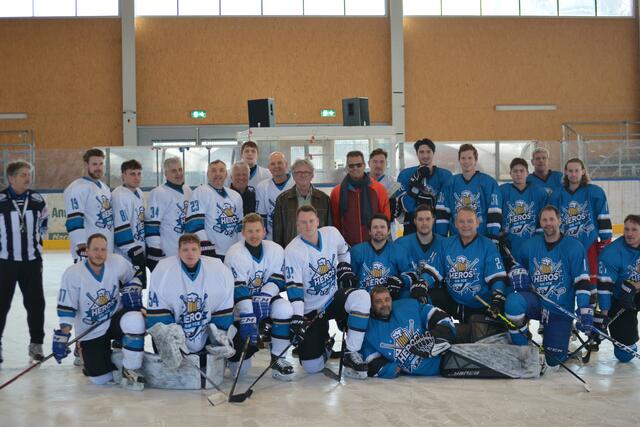 Die Sportler des Eishockey-Club St. Marein mit Leiter Gernot Brandstätter beim Benefizspiel in der Wolfsberger Eventhalle. | Foto: Privat