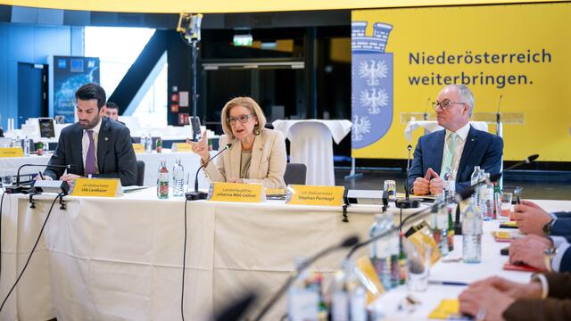 Landeshauptfrau Johanna Mikl-Leitner, LH-Stellvertreter Stephan Pernkopf und LH-Stellvertreter Udo Landbauer. | Foto: NLK Pfeffer