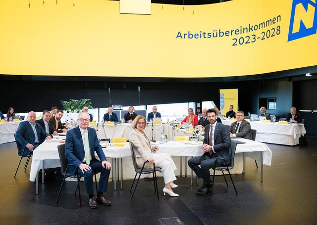 An der Regierungsklausur nahmen auch Vertreter von Arbeit und Wirtschaft teil. | Foto: NLK Pfeffer