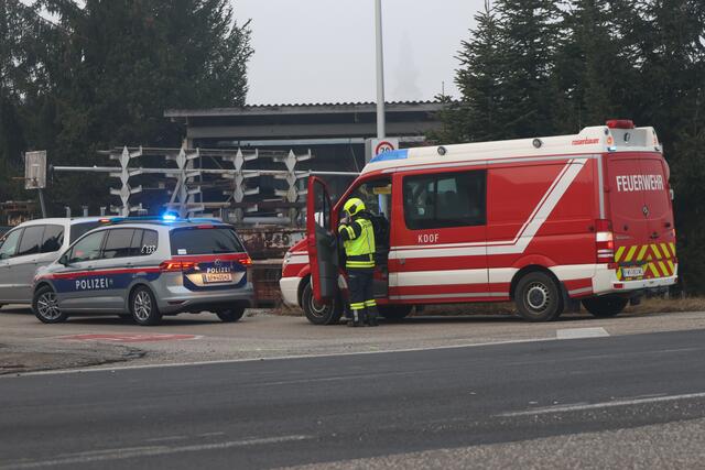 In Gunskirchen fuhr ein Pkw auf einer Kreuzung der Grünbachtalstraße frontal in einen Zaun. | Foto: laumat.at