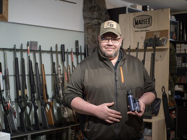 Gottfried Pinkl mit den Pfeffersprays (vorne). | Foto: Santrucek