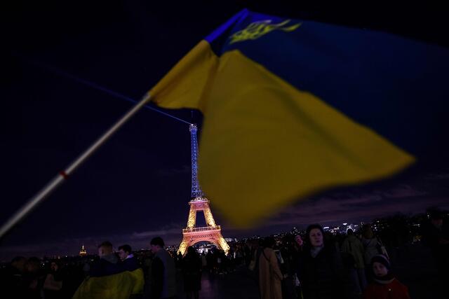 Auch in Frankreich ist man am Montagabend auf der Straße. | Foto:  BEHROUZ MEHRI / AFP / picturedesk.com