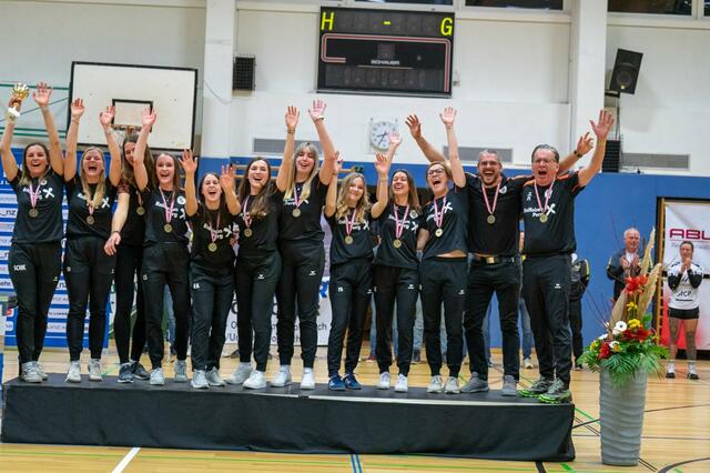 Die Faustballerinnen von Union Greisinger Münzbach mit Betreuern bei der Siegerehrung. | Foto: Josef Pils