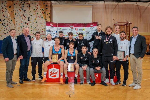 Das gesamte Team des Ringerclubs A.C. Wals mit den beiden erfolgreichen Titelverteidigern. | Foto: A.C. Wals