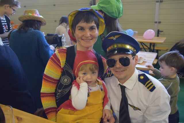 Bunte und kreative Kostüme im Feuerwehrhaus Stripfing. | Foto: Rahel Mold