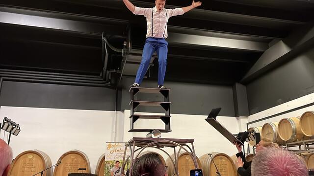 Ein besonderes Highlight des Abends war die spektakuläre Mitternachtseinlage von Stefan Dvorak, der mit seiner weltweit einzigartigen Rolla-Rolla-Performance das Publikum in Staunen versetzte.  | Foto: Alejandra Ortiz