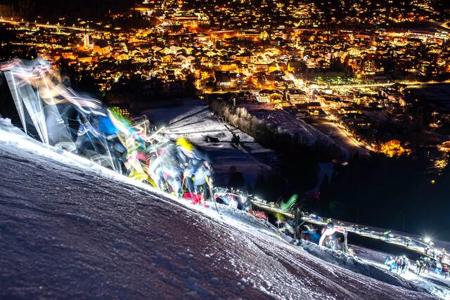 Steil bergauf ging's für rund 1.000 Teilnehmer aus 24 Nationen über die Kitzbüheler Streif. | Foto: Jackscorner/Th. Griesbeck