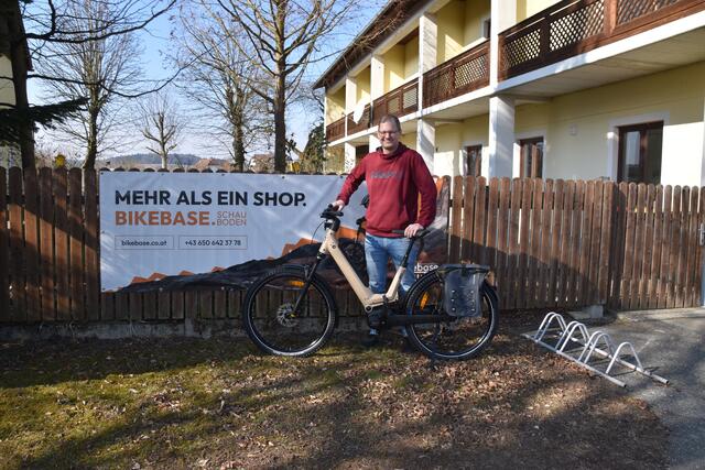 Senioren fahren ab auf E-Bikes: Rudolf Schager hat in seiner Bikebase in Schauboden alles rund um die Zweirad-Mobilität zu bieten. | Foto: Roland Mayr/MeinBezirk Scheibbs